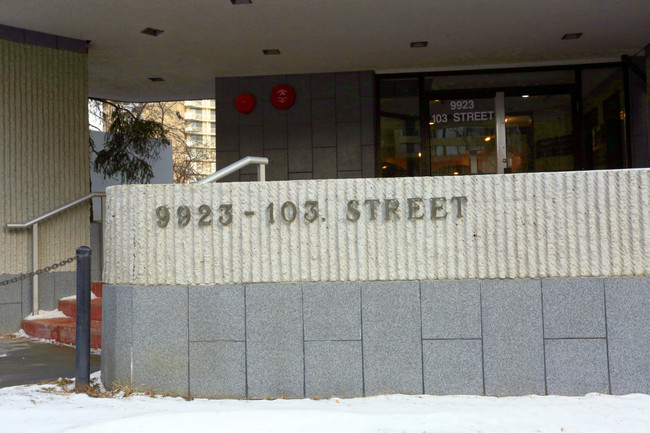 Valley Towers in Edmonton, AB - Building Photo - Building Photo