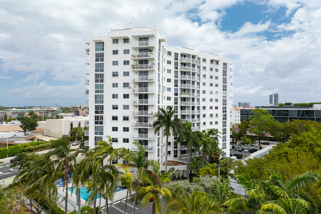 West Bay Plaza Condominiums in Miami Beach, FL - Building Photo