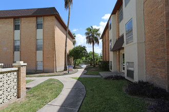 Jefferson Square Apartments in Brownsville, TX - Foto de edificio - Building Photo