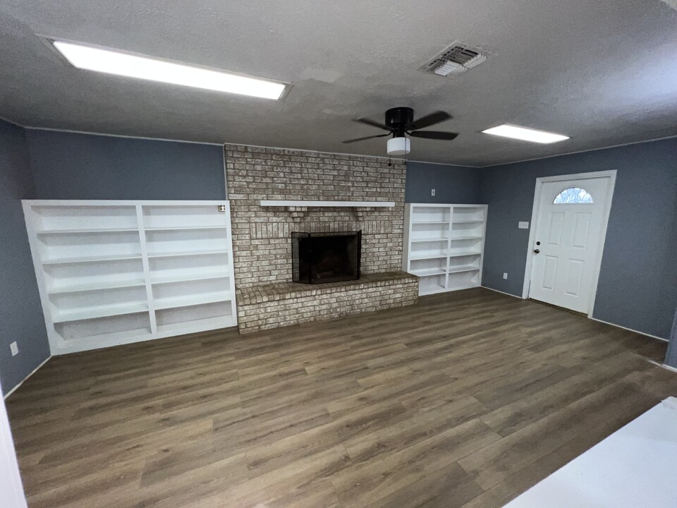 1205 W Craig Cir in Alice, TX - Building Photo