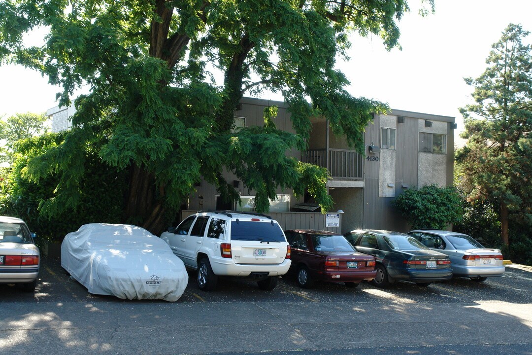 Viewpoint Terrace Apartment in Portland, OR - Building Photo