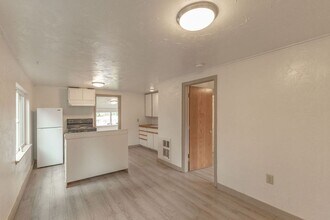 918 S Cedar St in Drain, OR - Building Photo - Building Photo