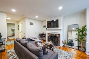 605 E St SE, Unit B in Washington, DC - Building Photo