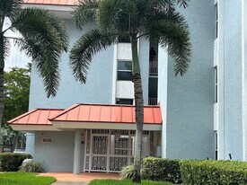 605 S Pine Island Rd in Plantation, FL - Building Photo