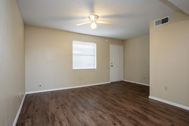 Western Yarbrough Apartments in El Paso, TX - Building Photo - Interior Photo