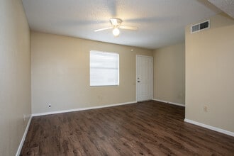 Western Yarbrough Apartments in El Paso, TX - Foto de edificio - Interior Photo