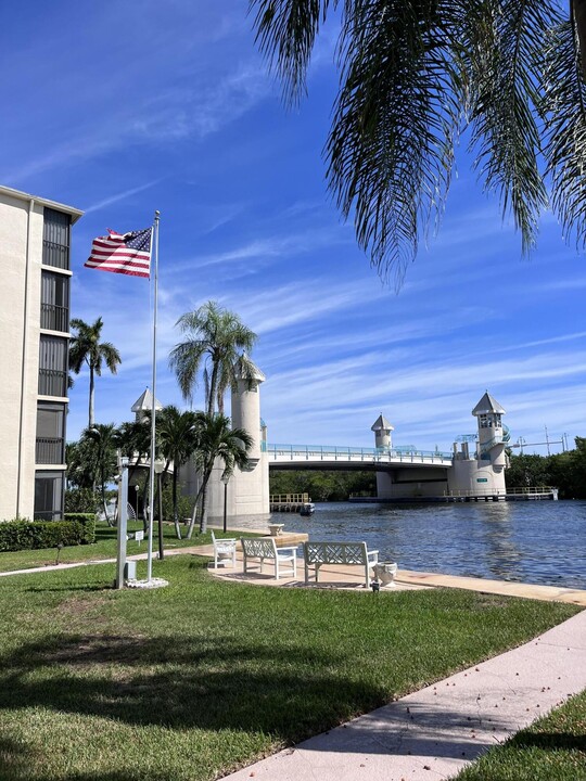 740 E Ocean Ave in Boynton Beach, FL - Foto de edificio