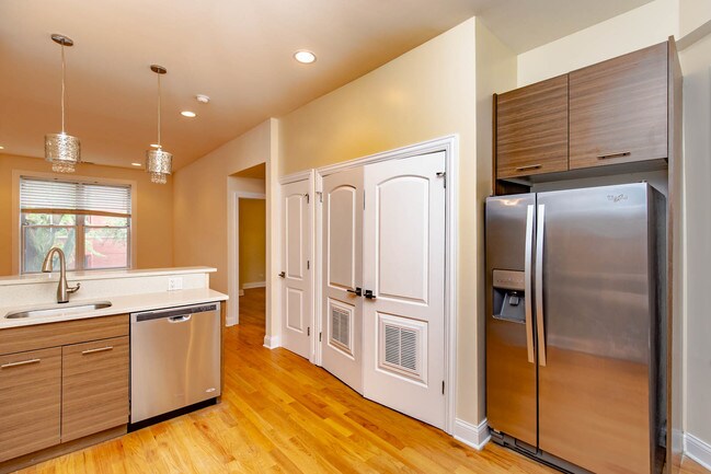 1023 N Leavitt St-Unit -1023-2 in Chicago, IL - Foto de edificio - Building Photo