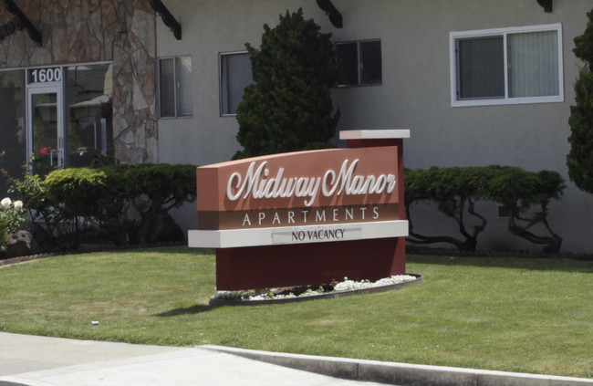 Midway Manor Apartments in San Leandro, CA - Building Photo - Building Photo