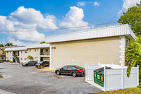 2135 Virginia Ave in Ft. Myers, FL - Foto de edificio - Building Photo