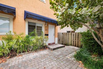 2814 SW 27th St in Miami, FL - Foto de edificio - Building Photo