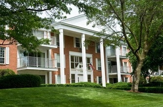 Versailles on the Lakes Schaumburg in Schaumburg, IL - Building Photo - Building Photo