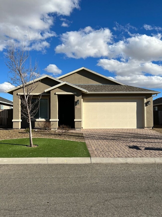 property at 1689 Stratford Pl