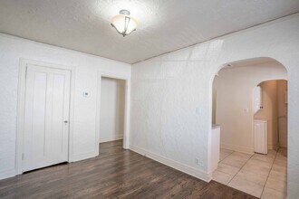 1220 S Zunis Ave in Tulsa, OK - Building Photo - Building Photo
