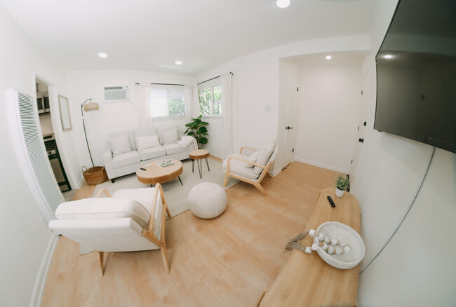 11627 Mayfield Ave, Unit 4