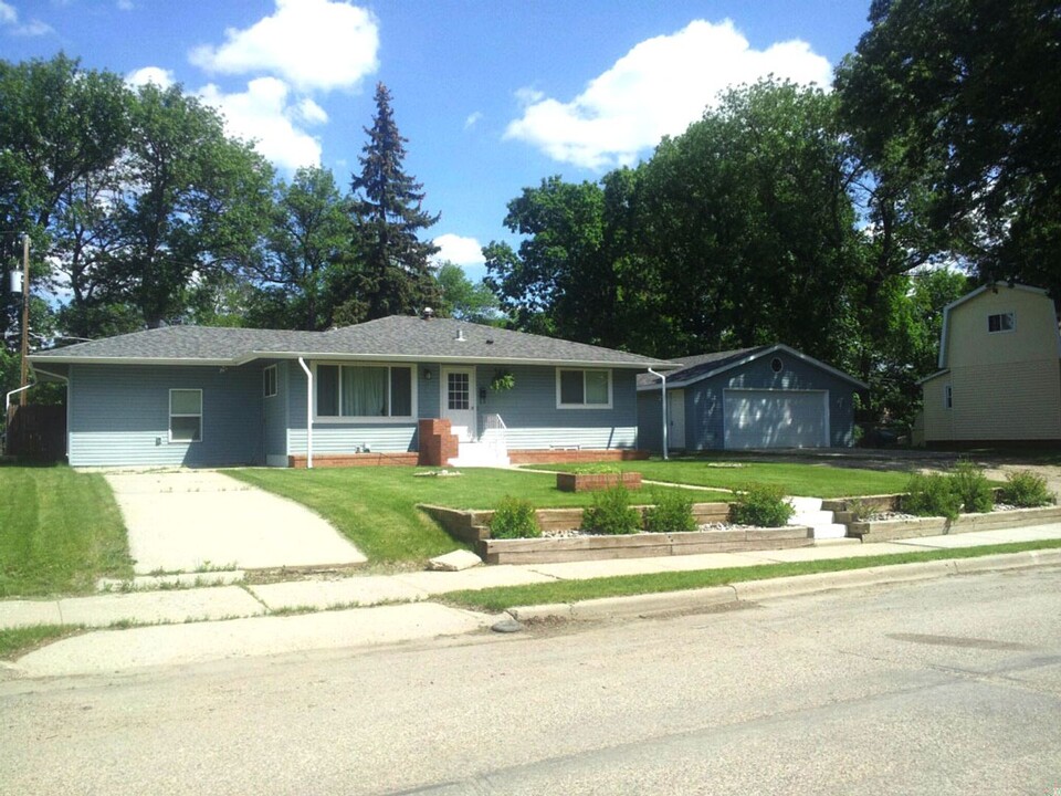 201 17th St SE in Minot, ND - Foto de edificio