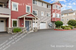 13215 97th Ave E in Puyallup, WA - Building Photo