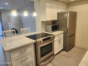 7557 N Dreamy Draw Dr in Phoenix, AZ - Building Photo - Building Photo