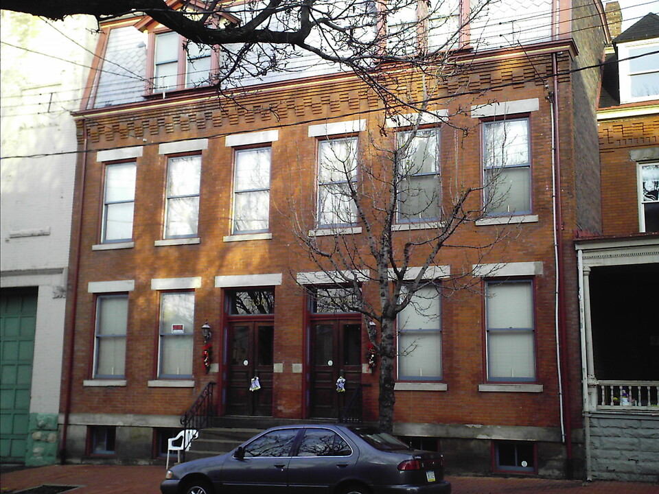 1436 Sheffield St, Unit 2 in Pittsburgh, PA - Foto de edificio