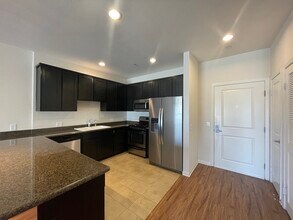 5842 Harold Way, Unit 302 in Los Angeles, CA - Building Photo - Building Photo