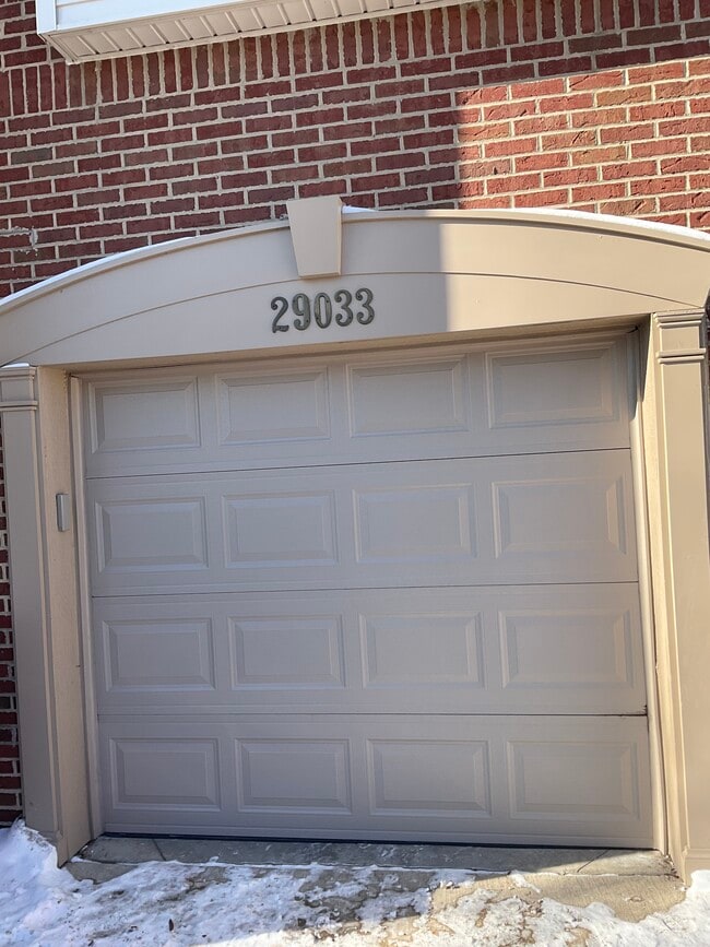 29033 Whitby Dr, Unit 1 in Romulus, MI - Foto de edificio - Building Photo