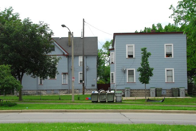 1560 S Cesar E Chavez Dr in Milwaukee, WI - Foto de edificio - Building Photo