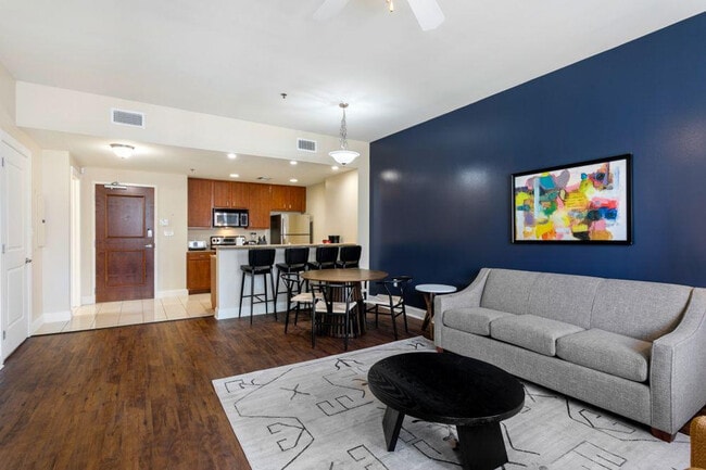 925 Common St in New Orleans, LA - Building Photo - Building Photo