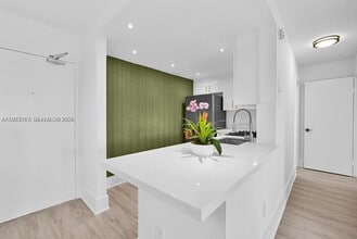 2201 Brickell Ave in Miami, FL - Foto de edificio - Building Photo