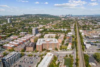 Place Cavendish Apartments in Montréal, QC - Building Photo - Building Photo