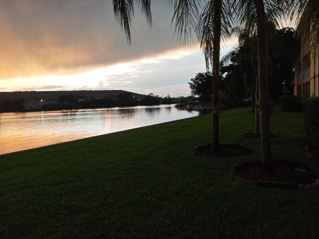 4401 Crystal Lake Dr in Pompano Beach, FL - Foto de edificio - Building Photo