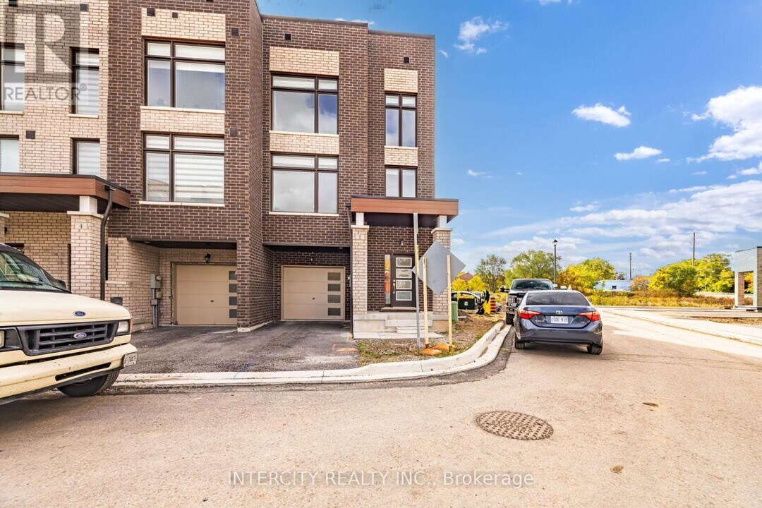 2 Queenpost Dr in Brampton, ON - Building Photo
