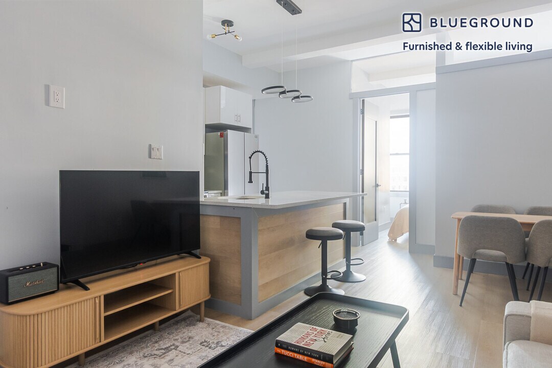 161 W 54th St in New York, NY - Building Photo