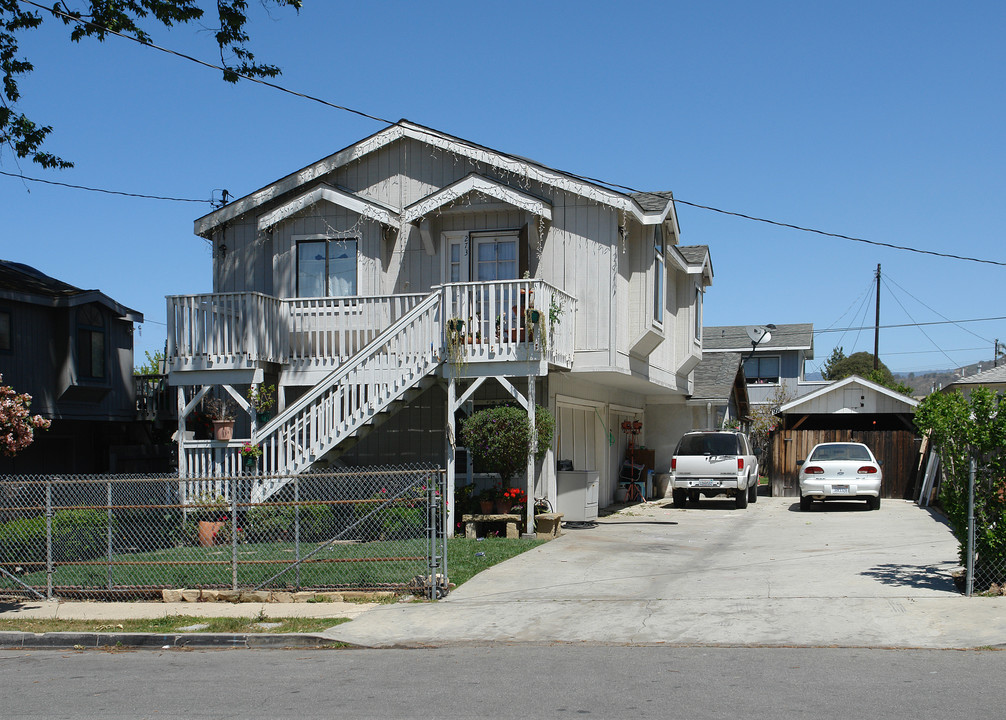 273 E Warner St in Ventura, CA - Building Photo