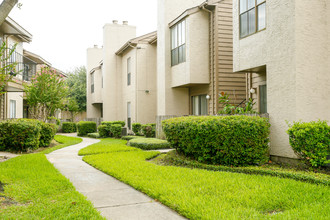 Wilshire Park in Houston, TX - Building Photo - Building Photo