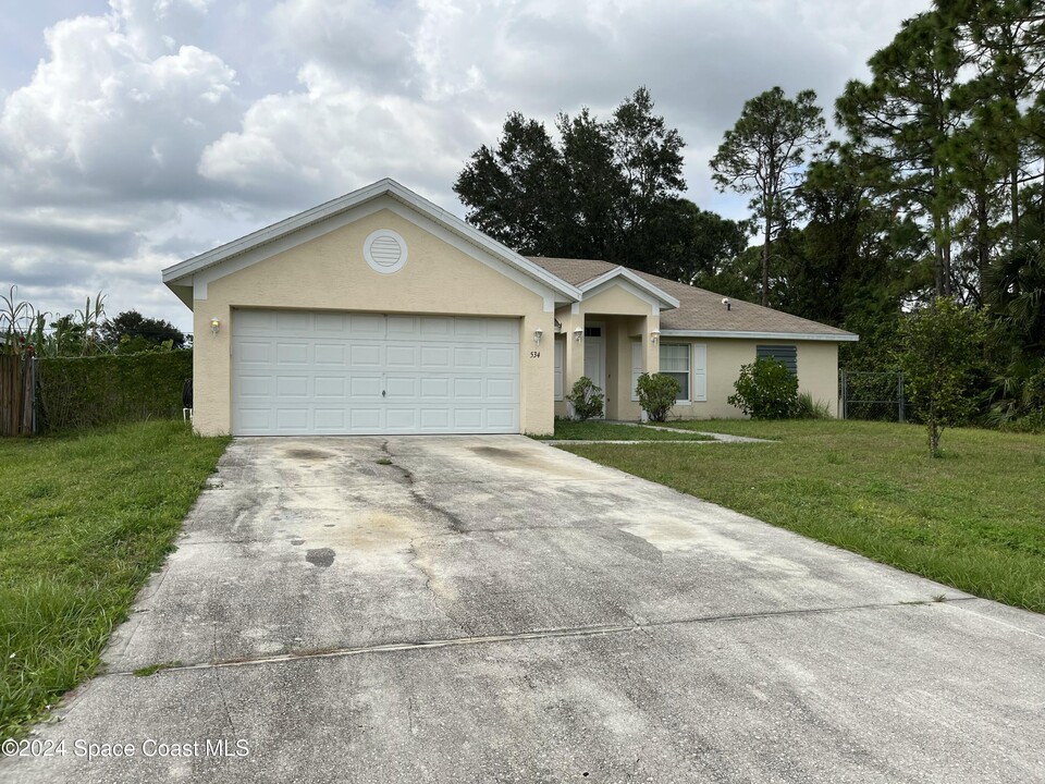 534 White Plains Ave SW in Palm Bay, FL - Building Photo