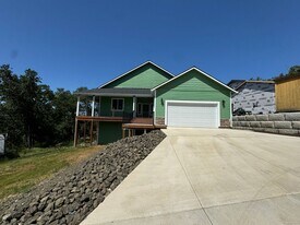 125 Sylvan Ln in Roseburg, OR - Building Photo