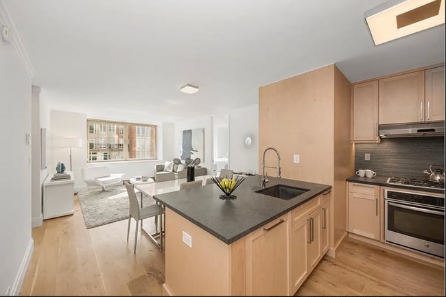 121 E 39th St, Unit 22 in New York, NY - Building Photo - Building Photo