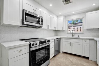 2802 NE 15th Ave in Wilton Manors, FL - Building Photo - Building Photo