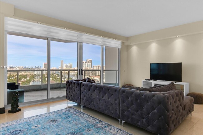 21200 NE 38th Ave in Miami, FL - Foto de edificio - Building Photo