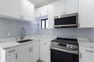 571 NW 152nd St in Miami, FL - Building Photo - Building Photo