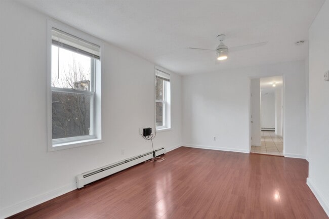 811 Montgomery St in Jersey City, NJ - Building Photo - Building Photo