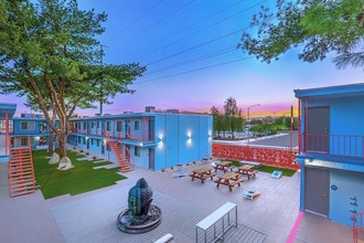 The Neon Apartments in Las Vegas, NV - Foto de edificio - Building Photo