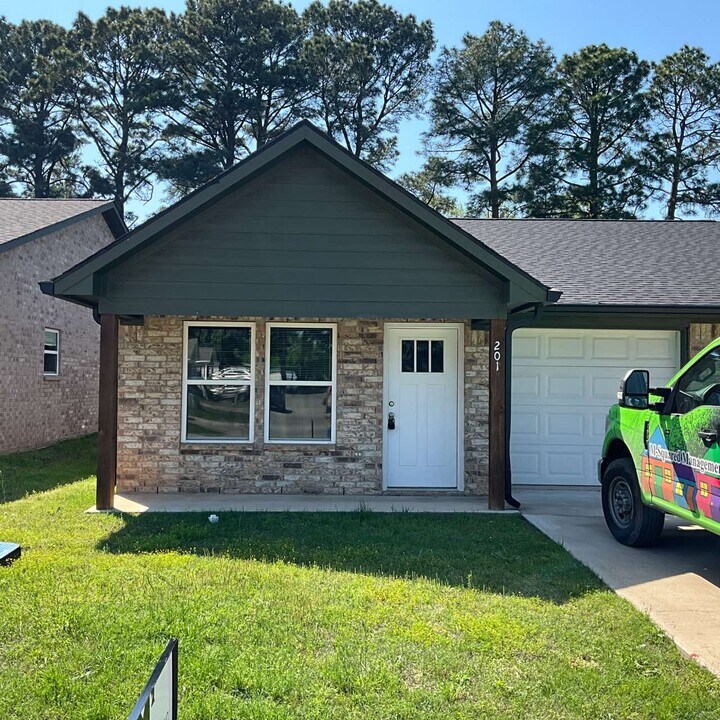 201 Isabella St in Mineola, TX - Building Photo