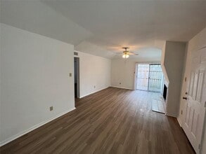 8048 Sands Point Dr in Houston, TX - Foto de edificio - Building Photo