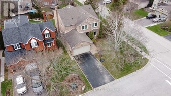 30 Knole Haven Dr in Aurora, ON - Building Photo