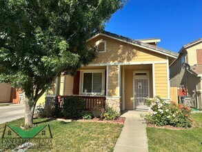 697 Bourn Dr in Woodland, CA - Foto de edificio - Building Photo