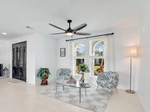 6920 Julie Ann Ct in Ft. Myers, FL - Foto de edificio - Building Photo