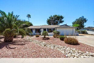 5229 E Winchcomb Dr in Scottsdale, AZ - Building Photo