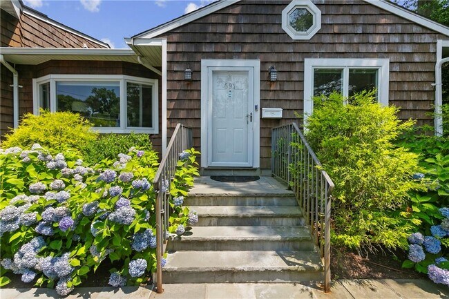 691 Wilmot Rd in Scarsdale, NY - Foto de edificio - Building Photo