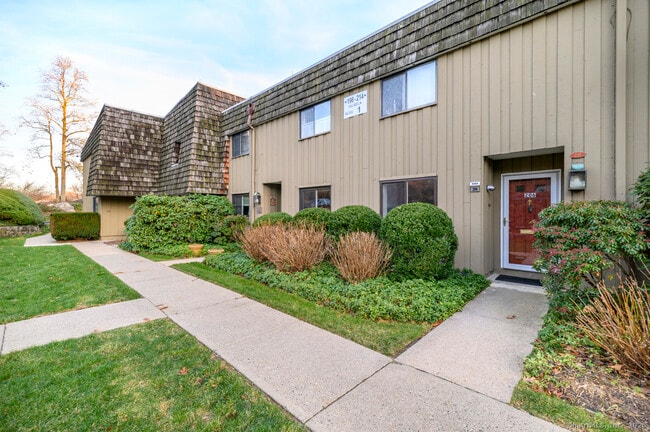 206 Gillies Ln in Norwalk, CT - Building Photo - Building Photo